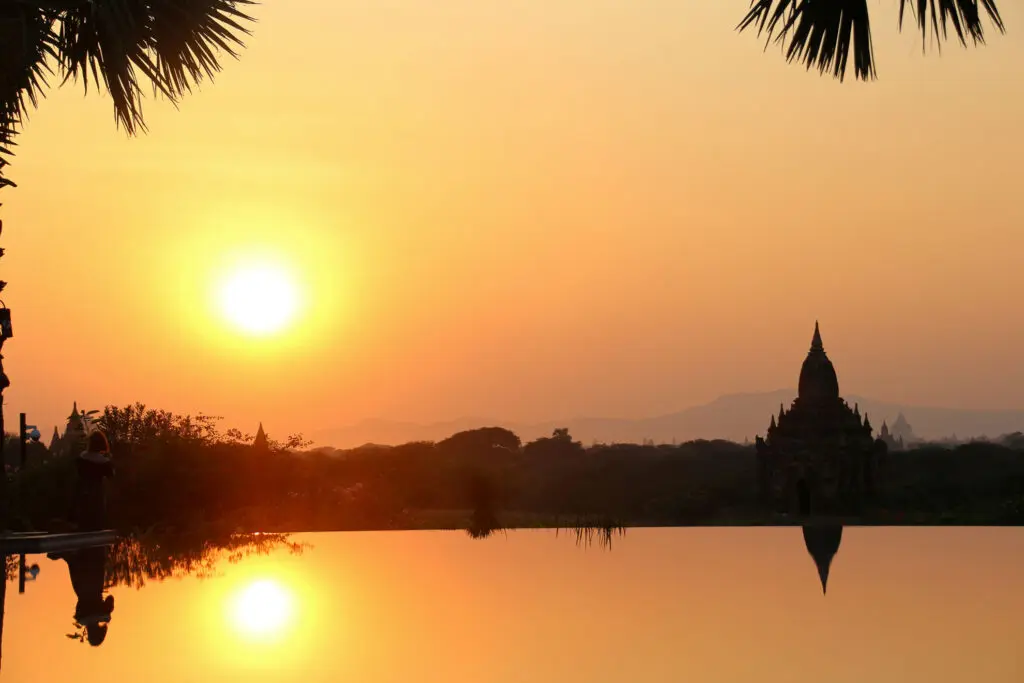 Letztes Licht des Tages über Pool und Stupas