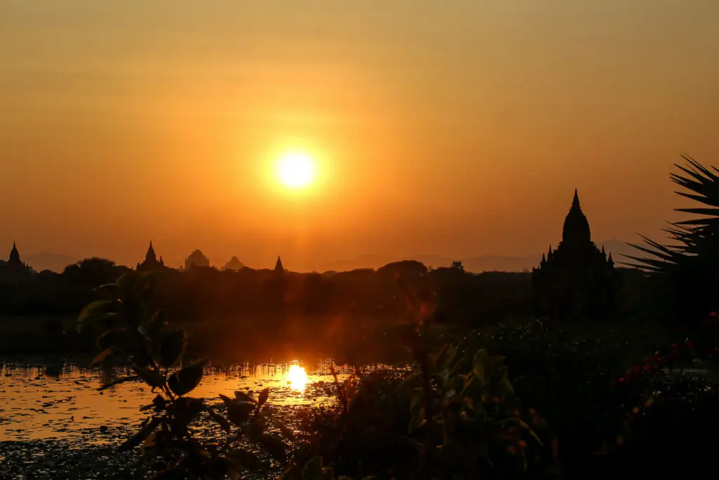 Letztes Licht des Tages über See und Stupas