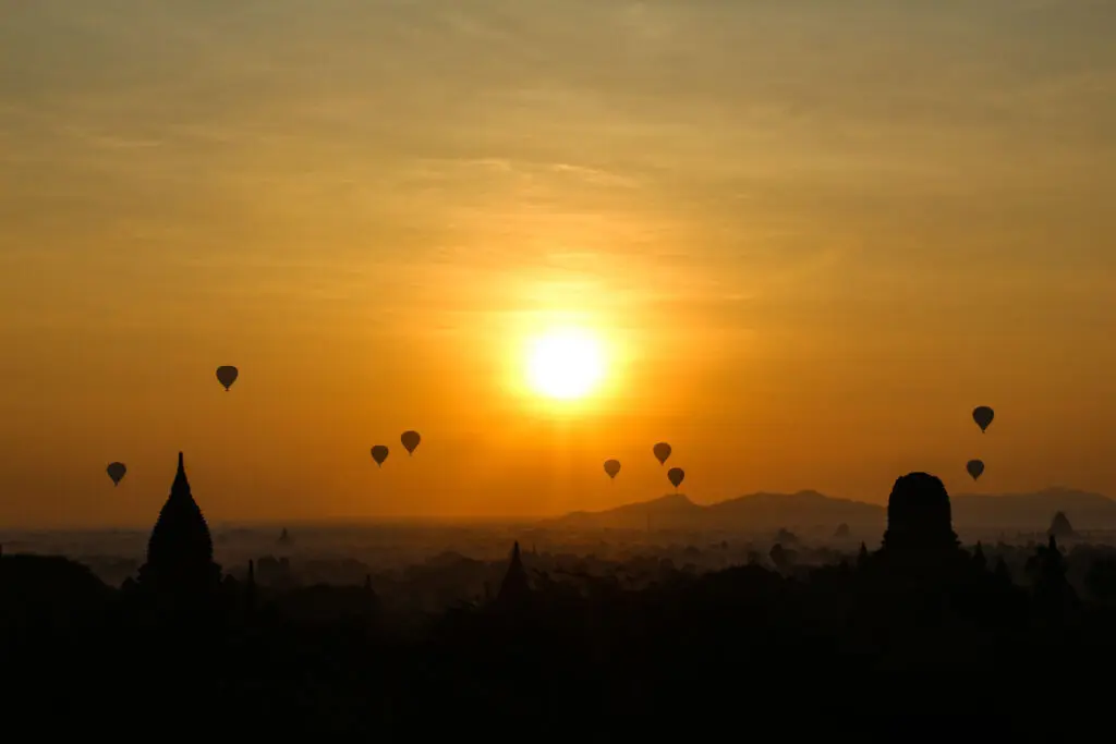 Lichtdurchfluteter Himmel über Ballons und Tempeln