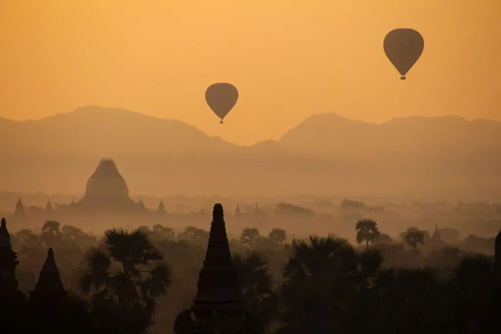 Sunrise in Myanmar Sonnenaufgang über nebliger Landschaft mit Pagoden
