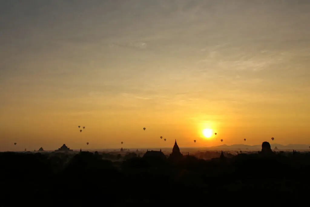 Ballons am Horizont mit goldgelbem Licht