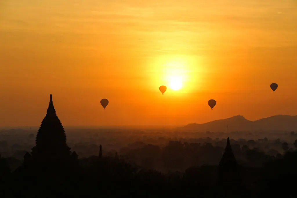 Pagoden und Ballons im Nebel bei Morgendämmerung