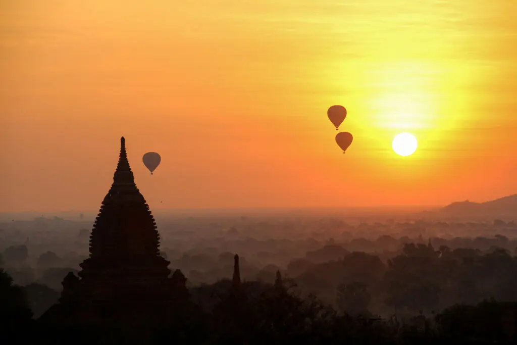 Sonnenaufgang mit Ballons über der Tempel-Ebene