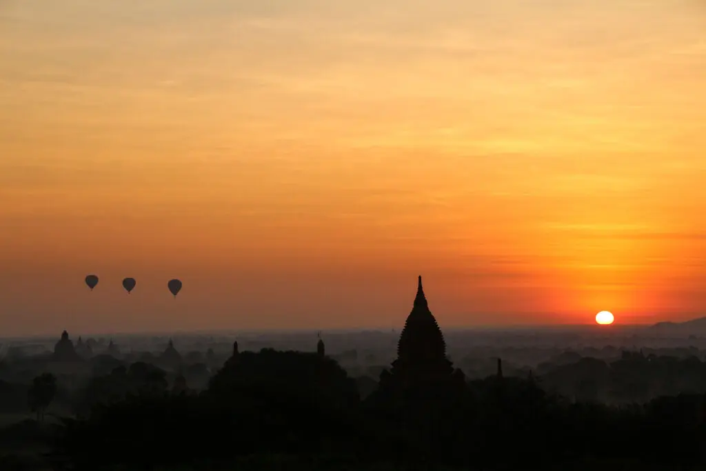 Heißluftballons steigen über Bagan bei Sonnenaufgang