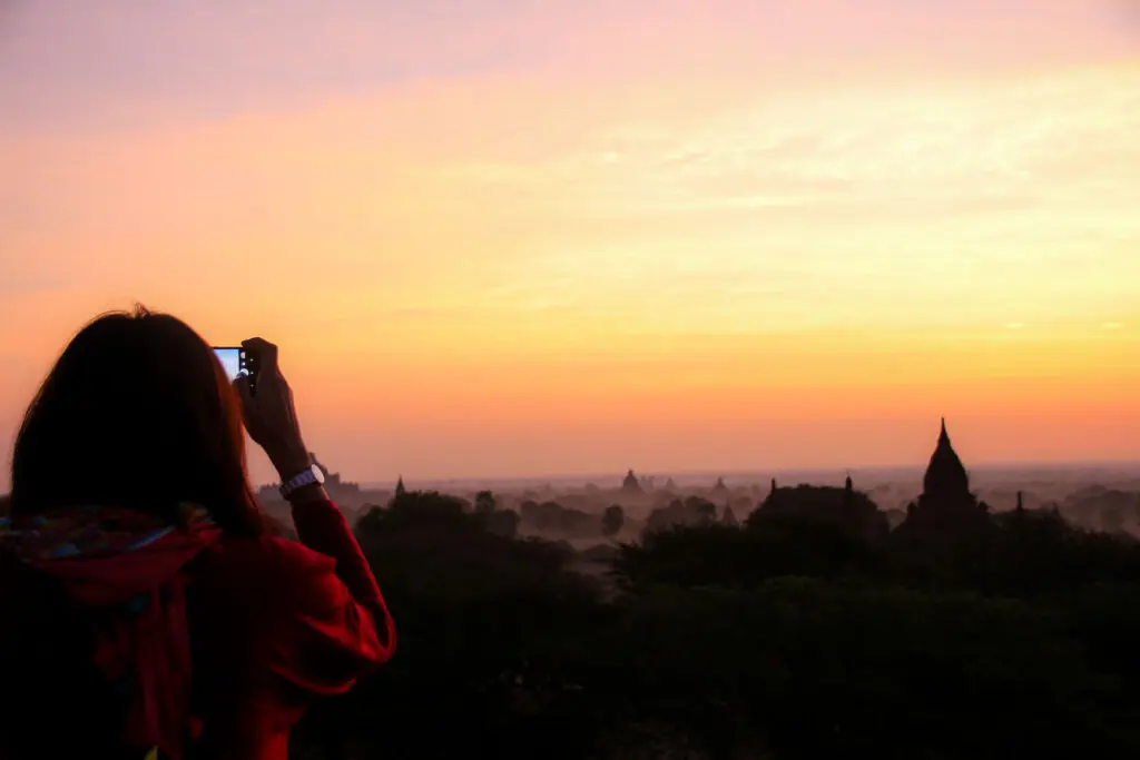 Reisende fotografiert Sonnenaufgang über Bagan
