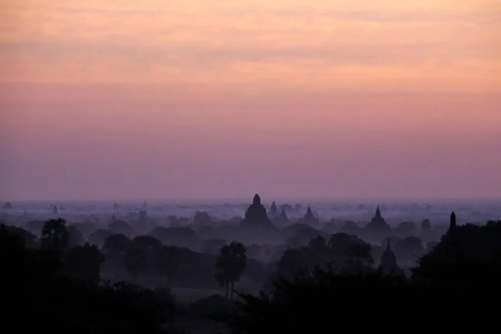 Morgendunst über Bagan mit ersten Sonnenstrahlen