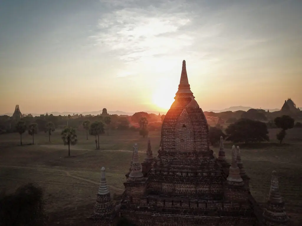 Sonnenuntergang mit Tempel im Vordergrund