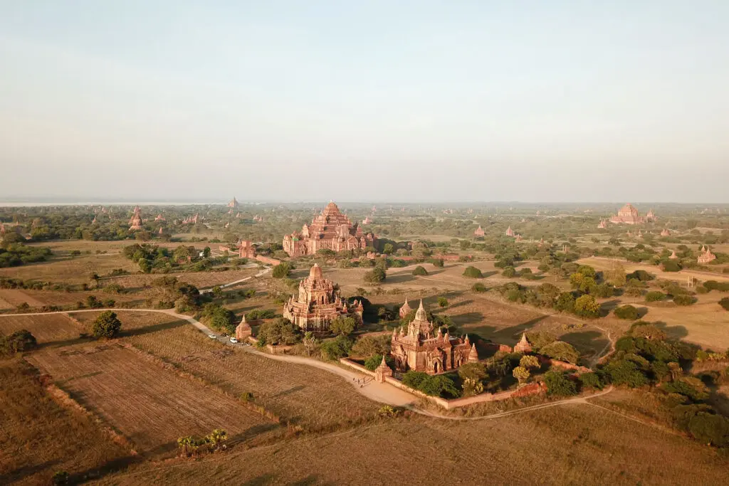 Luftaufnahme von Tempellandschaft bei Bagan