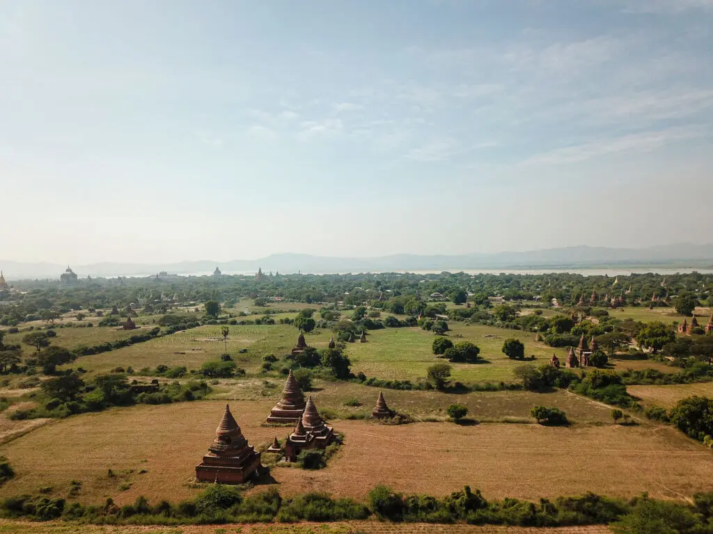 Weite Aussicht auf Bagan mit Pagoden und Feldern