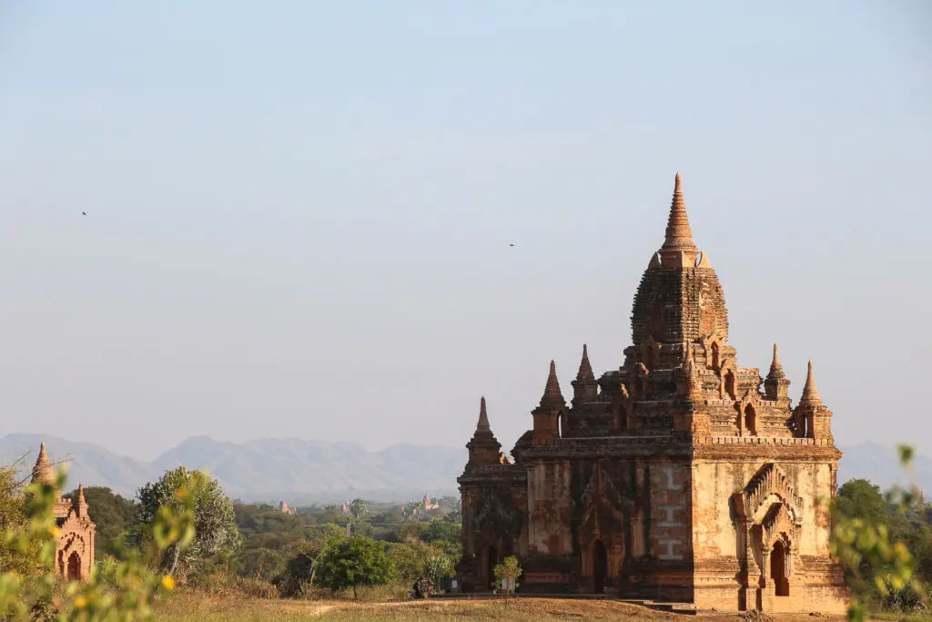 Myanmar Galerie - Stupa-Silhouetten vor bergiger Landschaft in Bagan