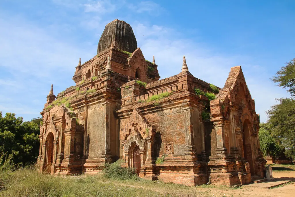 Roter Backsteintempel mit filigranen Details in Bagan