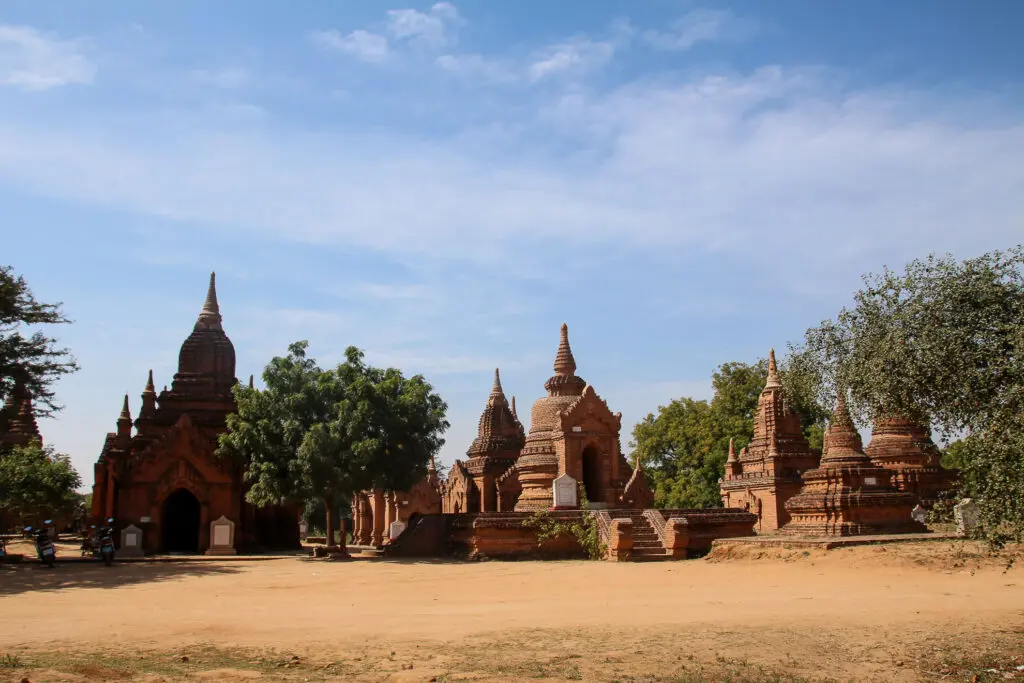 Kleine Tempelgruppe in Bagan unter blauem Himmel