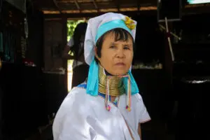Frau vom Volk der Padaung mit traditionellem Halsschmuck