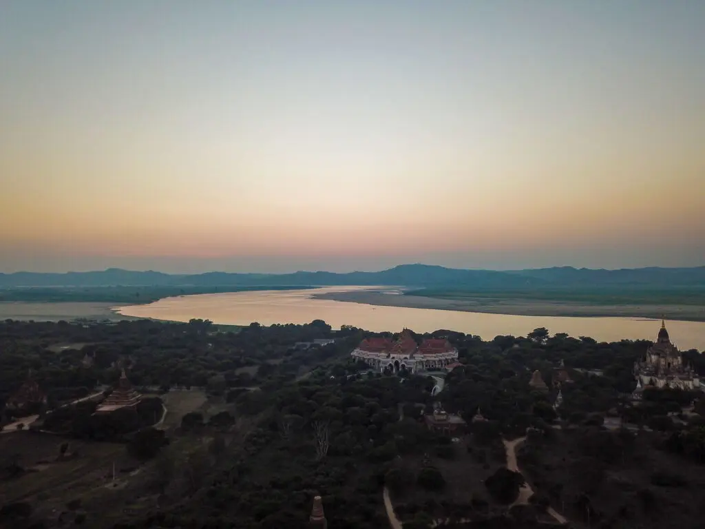 Blick auf den Ayeyarwady-Fluss im Abendlicht