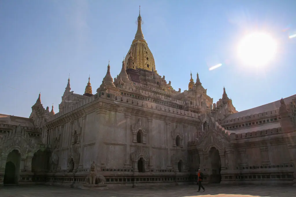 Ananda-Tempel mit klarer Sicht auf Details