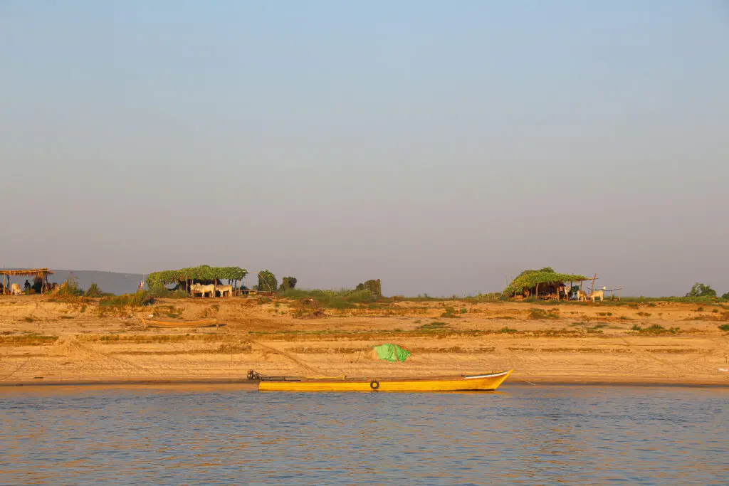 Sandbank und Boote am Flussufer