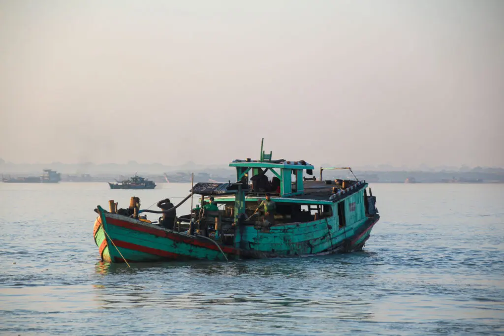 Fischerboot auf dem Ayeyarwady-Fluss