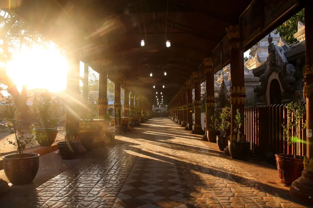 Sonnenstrahlen fallen durch die Säulen nahe eines Tempels