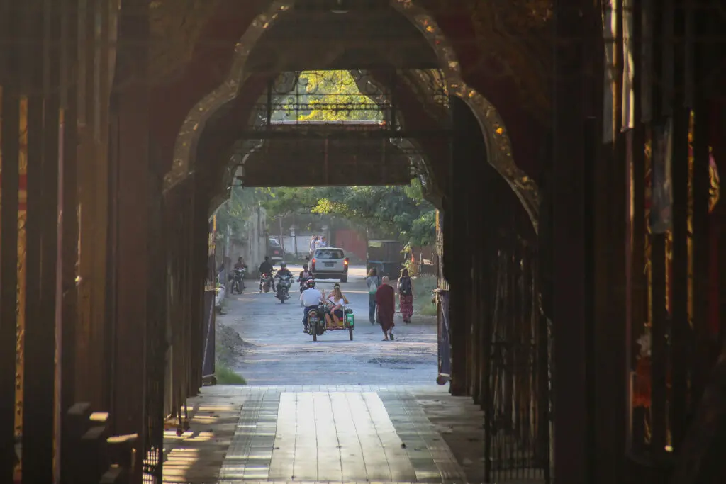 Torbogen mit Blick auf Mönche und Straße