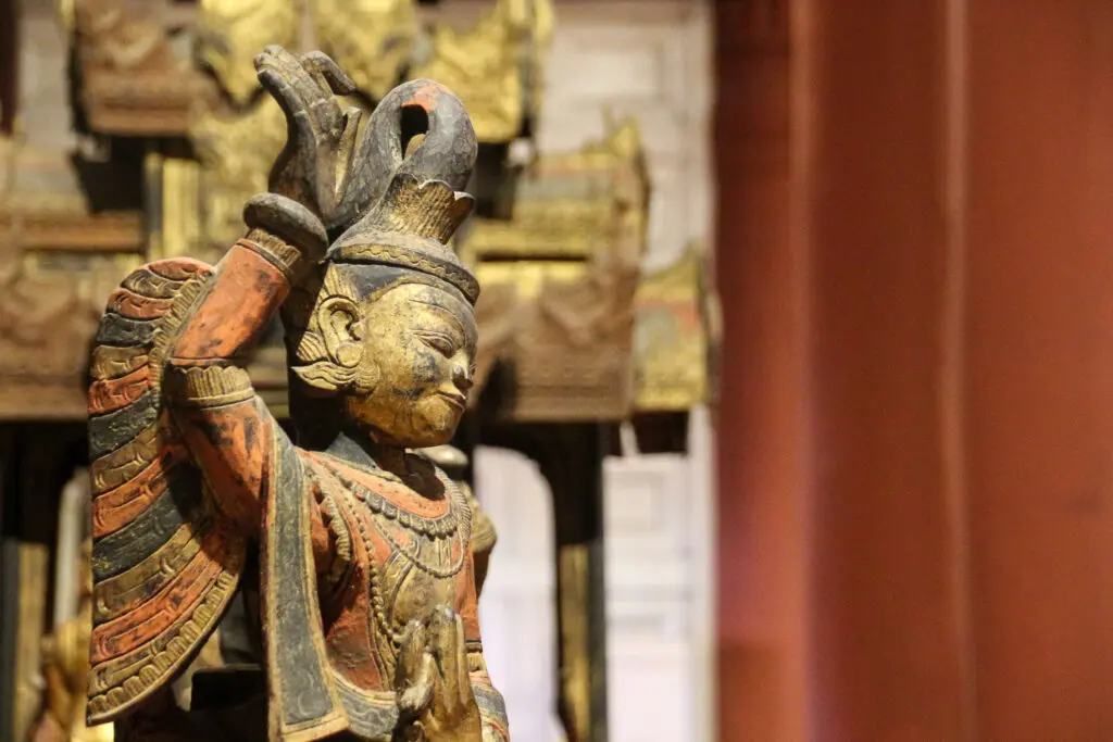 Traditionelle Schnitzkunst in einem Kloster von Mandalay.