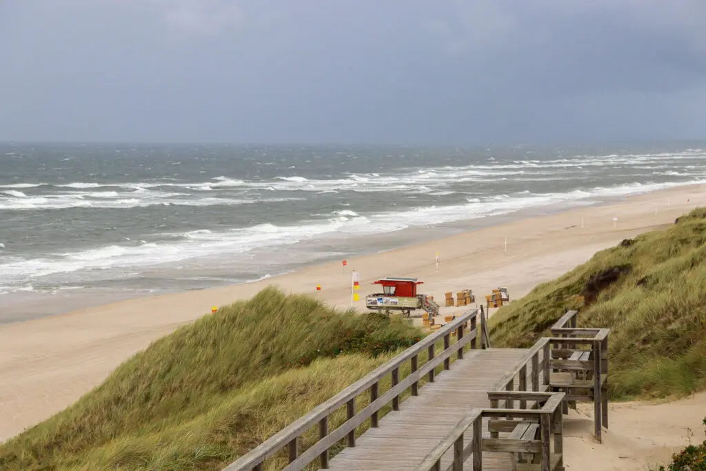 Stürmische Nordsee mit Rettungsturm
