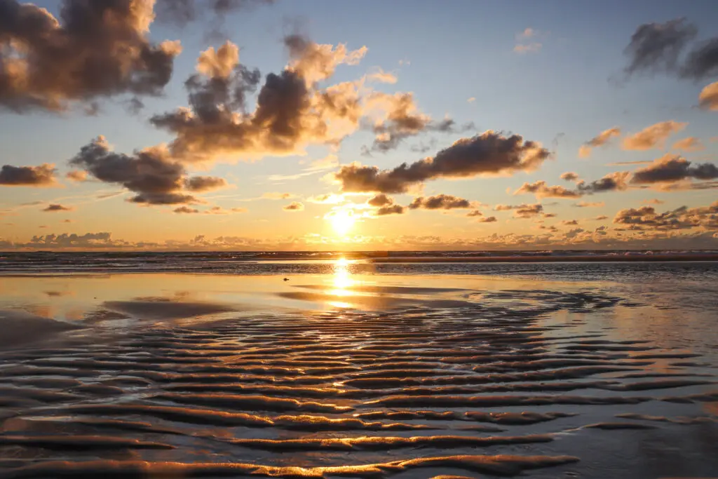 Warme Lichtstimmung über seichtem Wasser bei Ebbe