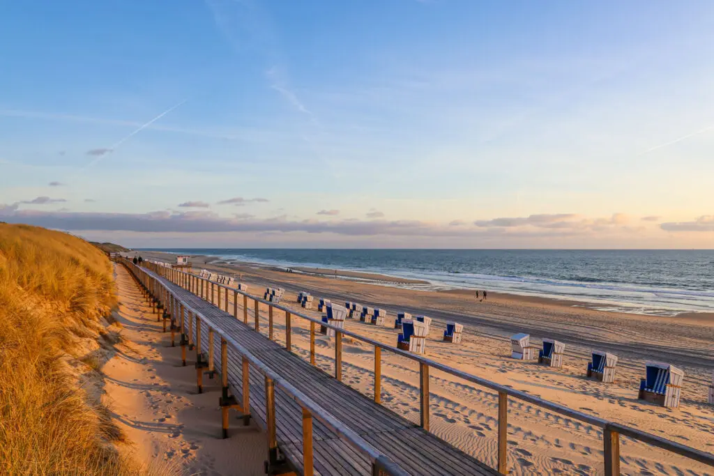 Promenade mit Strandkörben bei Sonnenuntergang