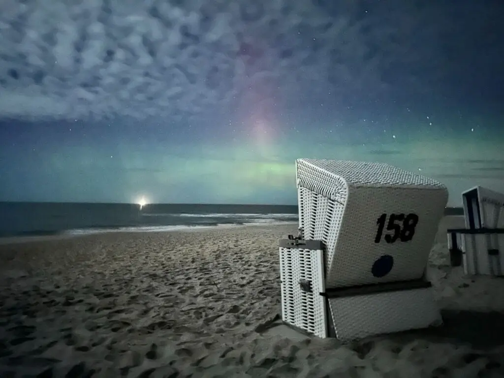 Polarlichter über Nordsee mit Strandkörben
