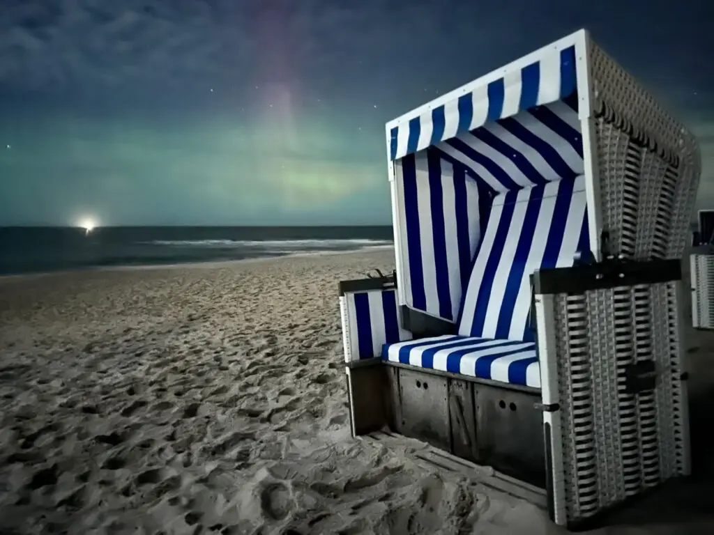 Polarlichter über Nordsee mit Strandkörben