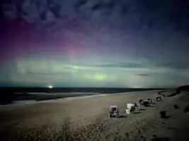 Polarlichter über Nordsee mit Strandkörben