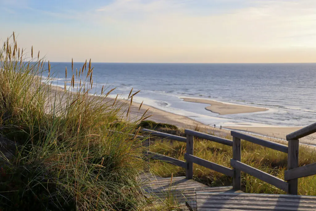 Treppe über die Dünen mit Meerblick
