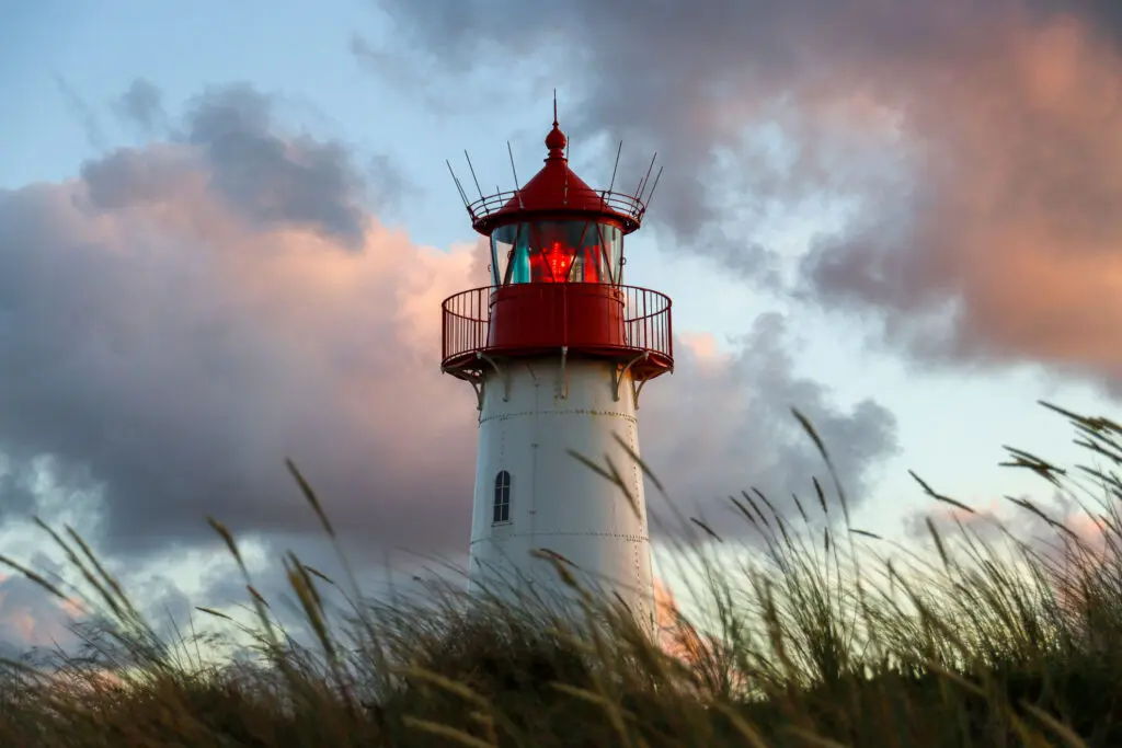 Nahaufnahme Leuchtturm mit Wolkenhimmel