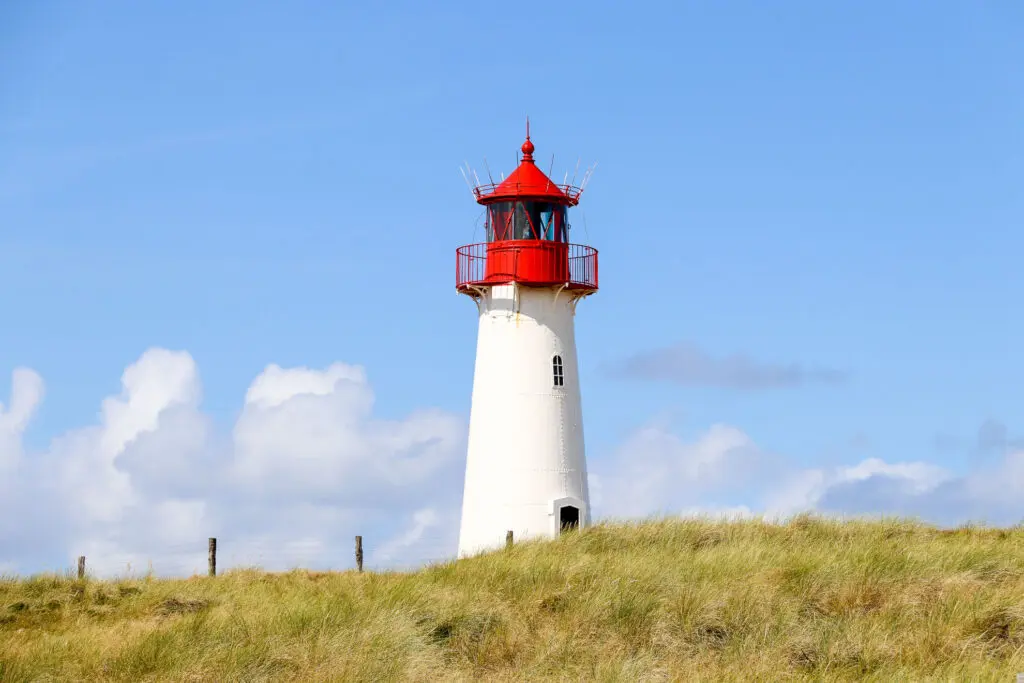 Leuchtturm mit Wolkenhimmel auf Sylt