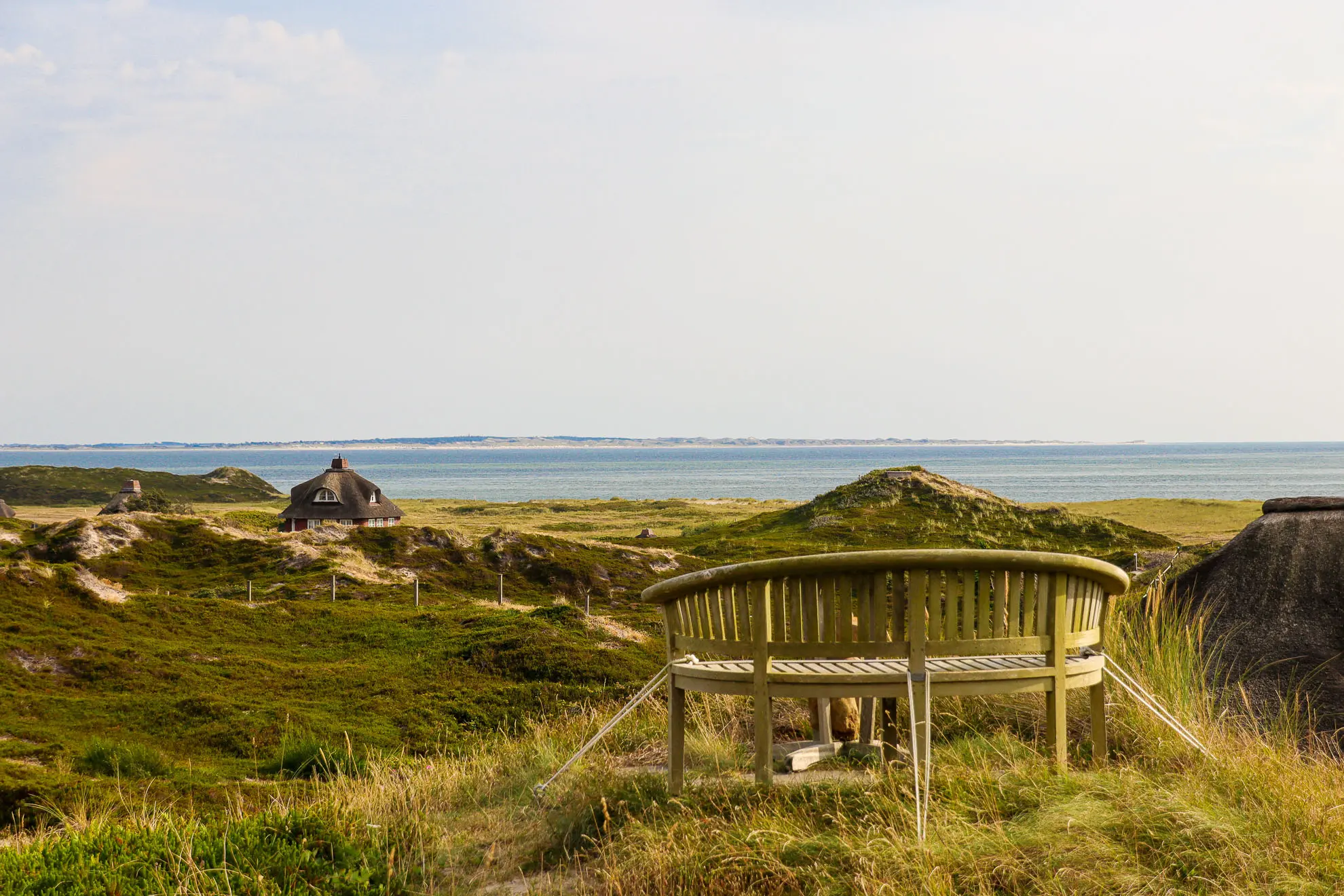 Bank mit Meerblick auf den Dünen