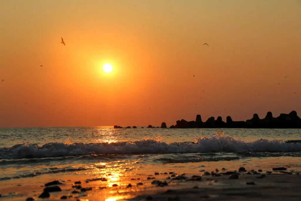 Sonnenuntergang mit Brandung