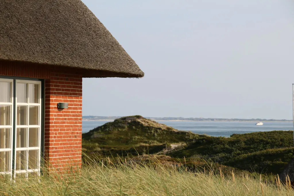 Reetgedecktes Haus in Dünenlage mit Blick auf die Nordsee