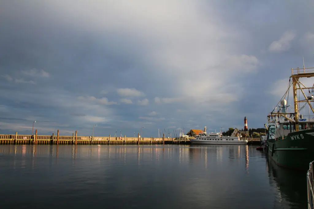Spiegelung im Hafen mit Booten und weitem Himmel