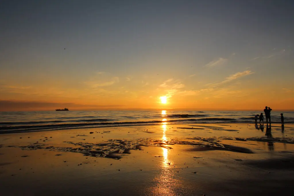 Horizont mit Sonnenuntergang und Fischerboot auf ruhiger See