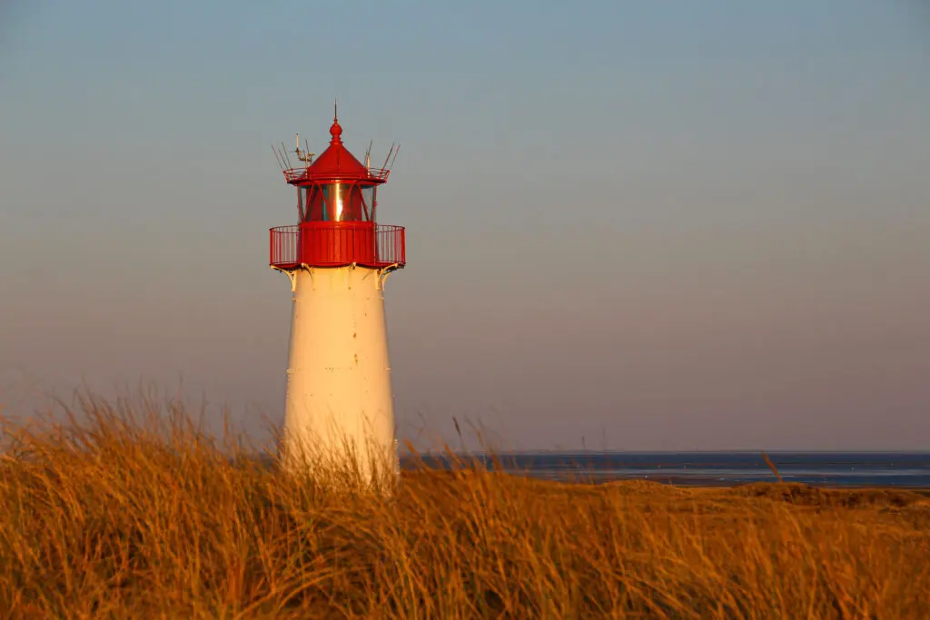 Lister Leuchtturm eingebettet in Dünenlandschaft
