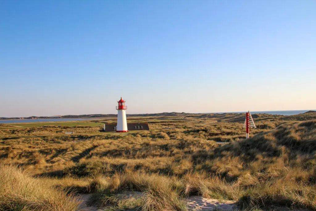 Lister Leuchtturm eingebettet in Dünenlandschaft