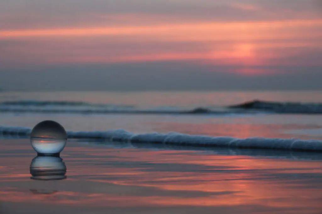 Abendliche Spiegelung der Sonne auf dem Wasser durch Glaskugel