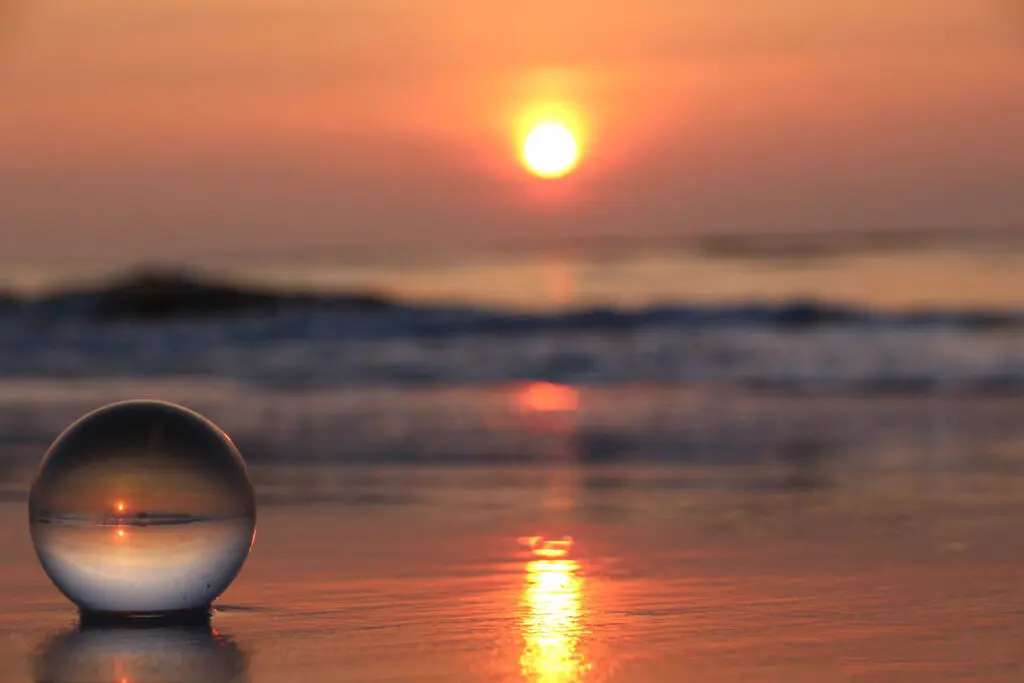 Goldene Sonne spiegelt sich im ruhigen Wasser