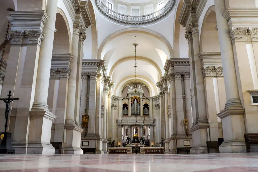 Innenraum mit Säulen und Kirchenbögen