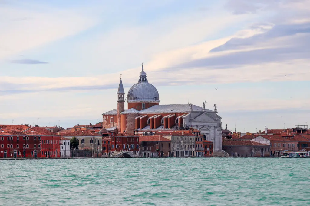 Kirche auf einer kleinen Insel bei Sonnenuntergang
