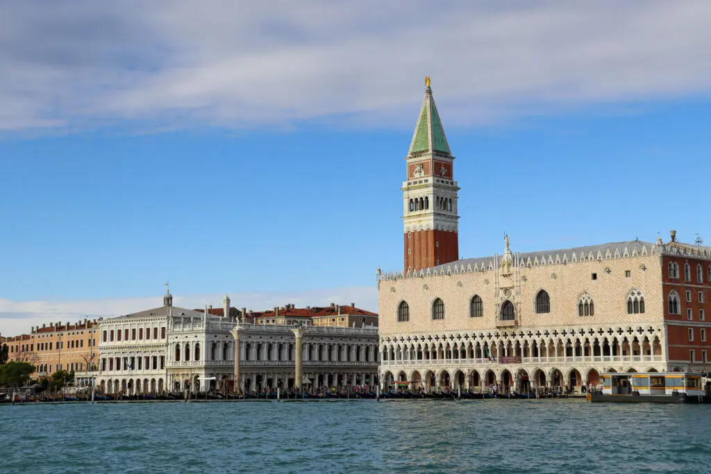 Campanile und Dogenpalast bei Tageslicht