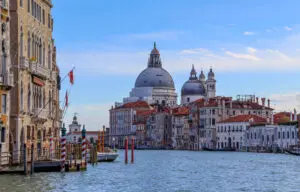 Blick auf Santa Maria della Salute vom Wasser