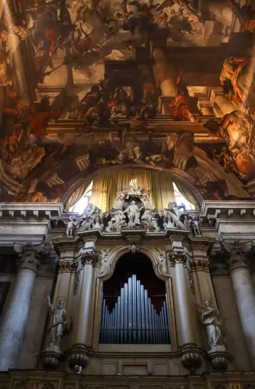 Deckengemälde in einer Kirche