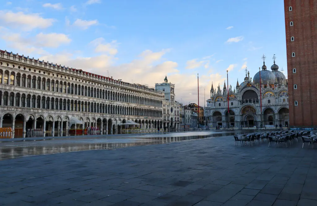 Blick über den Markusplatz im Morgengrauen