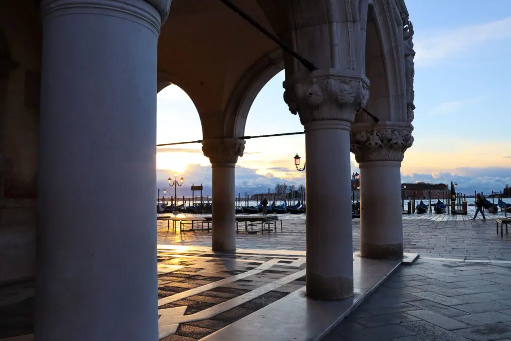 Säulengang mit Schattenwurf