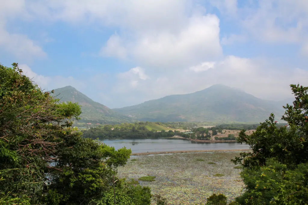 Landschaftsbild in Vietnam mit See im Vordergrund